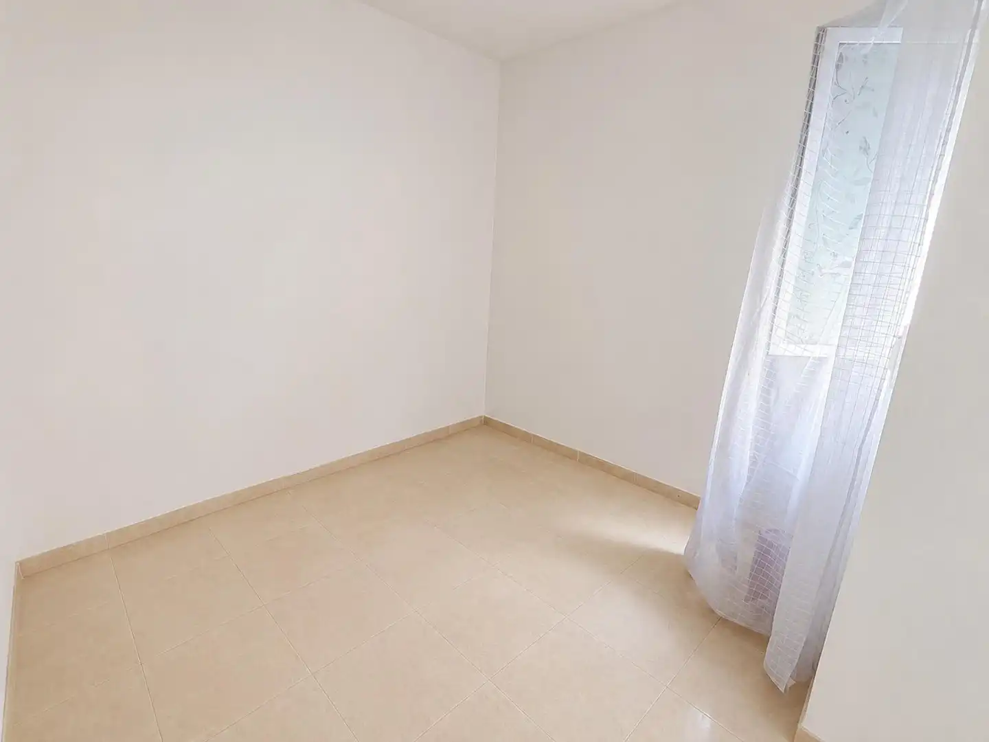 Habitación de Piso en venta en Almería con Balcón y Alarma