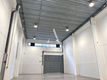 Industrial building with lift to rent in Calle Pintor Isidre Nonell 120