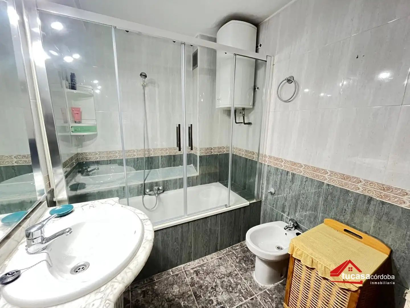 Bathroom of Flat for sale in Córdoba  with Air Conditioner and Terrace