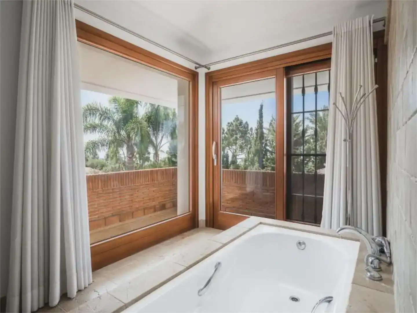 Bany de Casa o xalet en venda en Marbella amb Aire condicionat, Piscina i Balcó