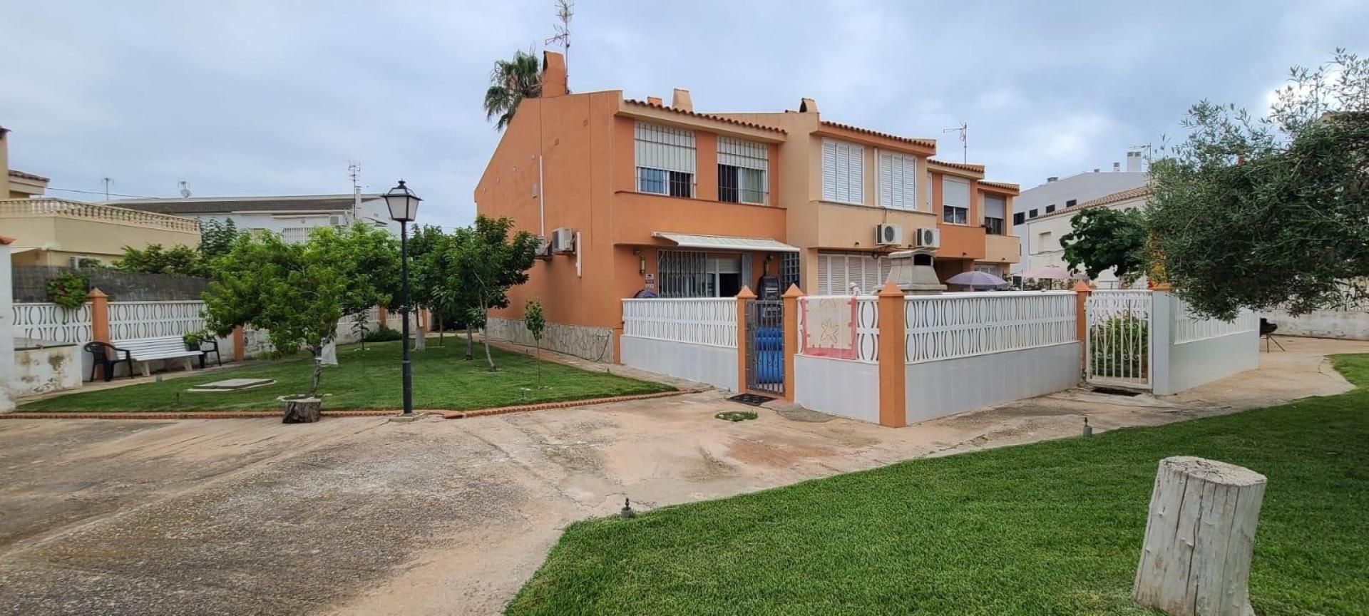 Vista exterior de Casa adosada en venda en Vinaròs amb Terrassa
