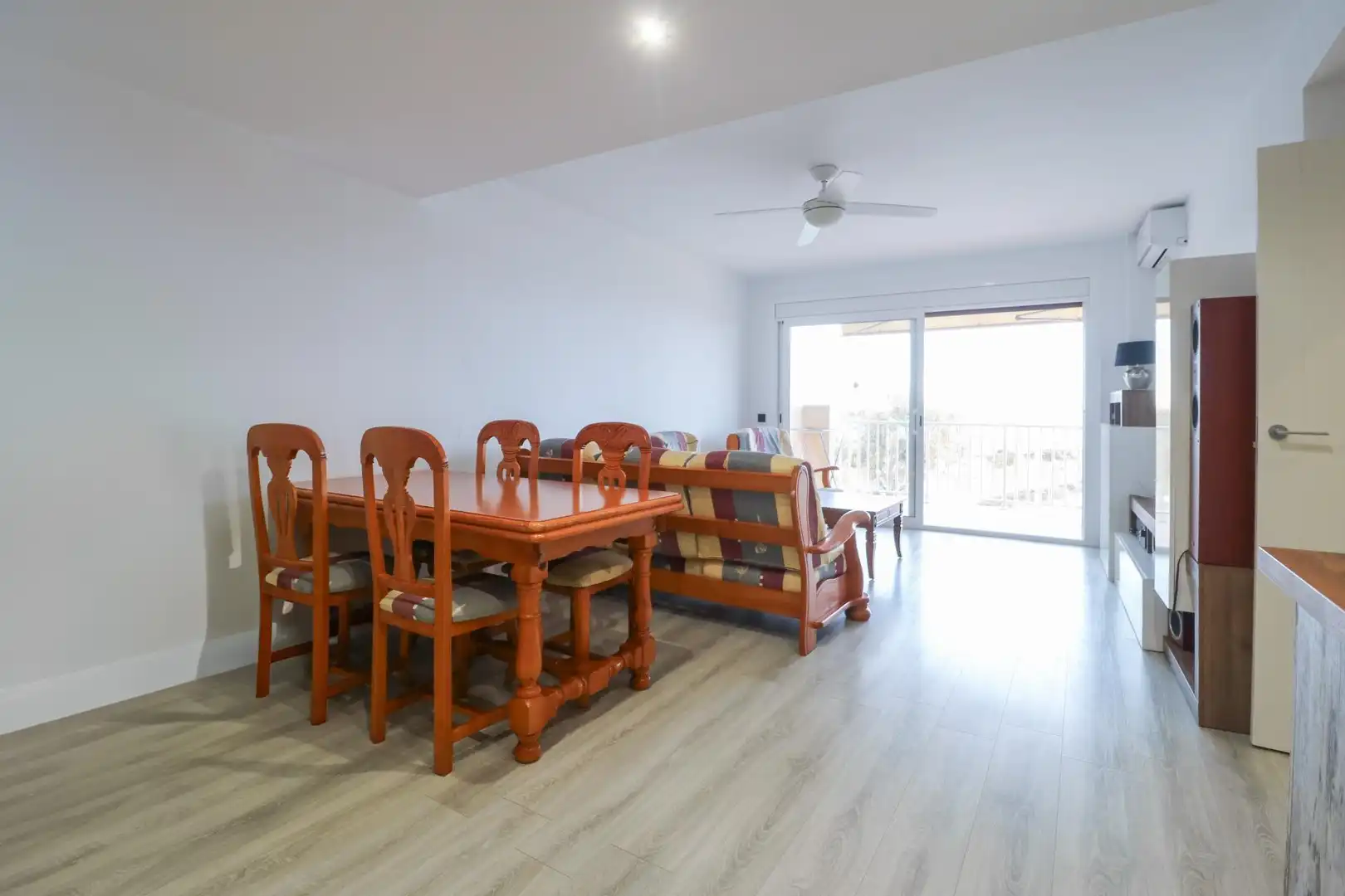 Dining room of Flat for sale in Vilanova i la Geltrú  with Air Conditioner, Parquet flooring and Balcony