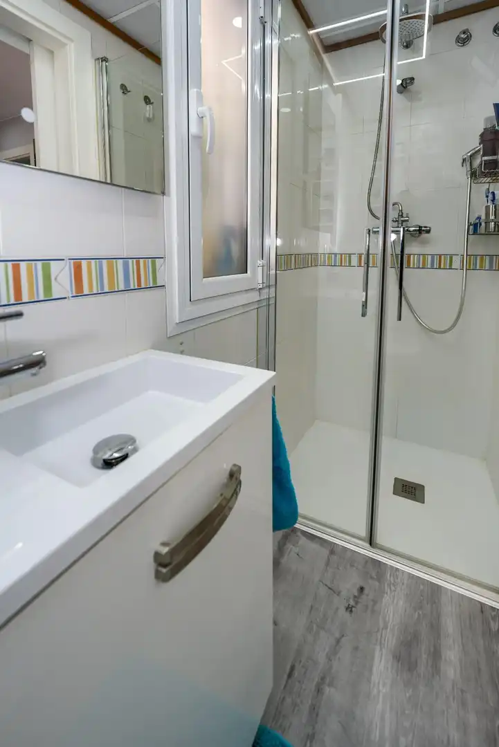 Badezimmer von Einfamilien-Reihenhaus zum Verkauf in Espartinas mit Klimaanlage, Heizung und Parkett