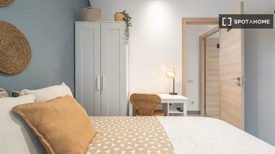Bedroom of Flat for share in Barcelona  with Air Conditioner, Heating and Furnished