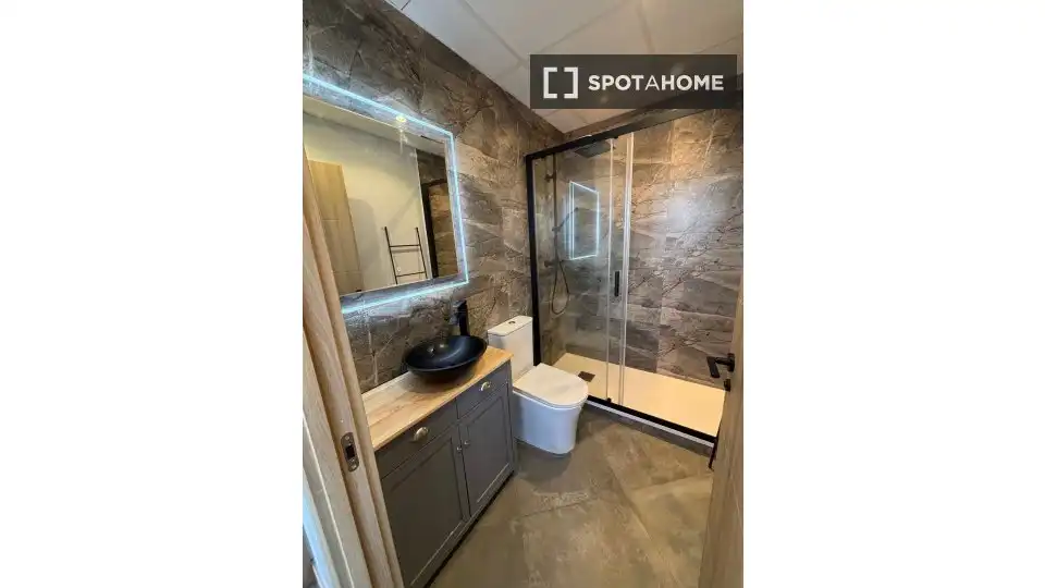 Baño de Apartamento para compartir en Madrid con Aire acondicionado, Calefacción y Terraza