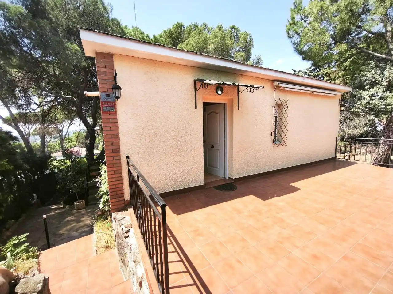 Vista exterior de Casa o xalet en venda en Villa del Prado amb Aire condicionat, Calefacció i Jardí privat