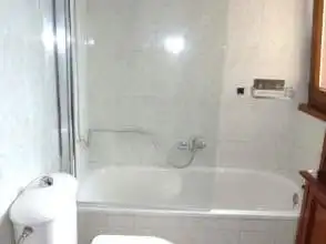 Badezimmer von Wohnung zur Miete in Gijón  mit Heizung, Parkett und Möbliert