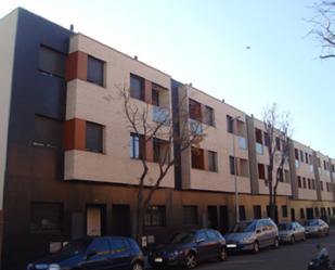 Vista exterior de Casa adosada en venda en Castellar del Vallès amb Piscina