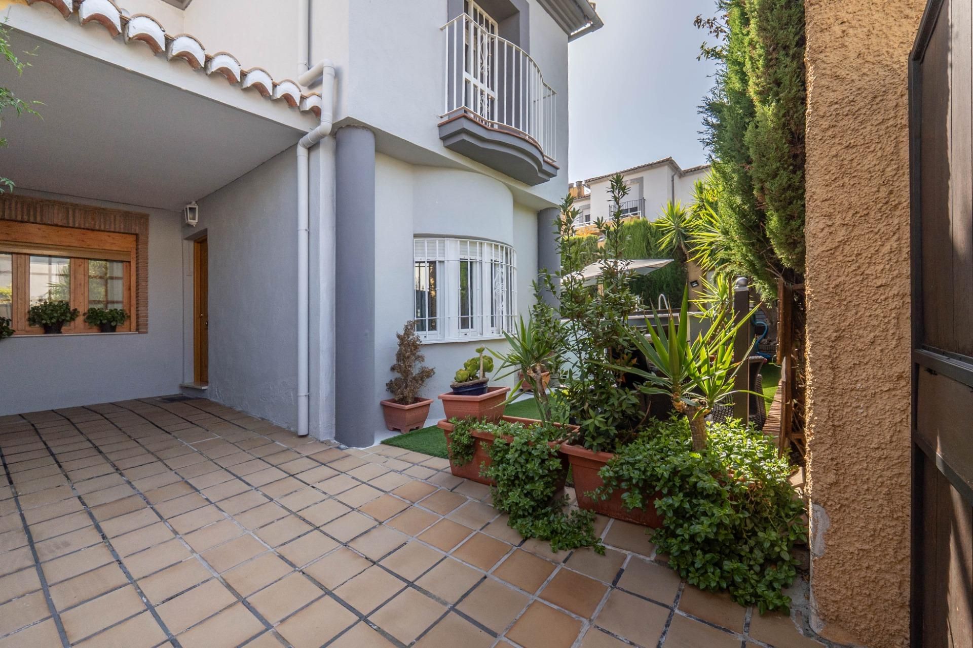 Jardí de Casa adosada en venda en La Zubia amb Aire condicionat, Calefacció i Jardí privat