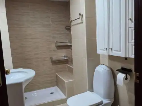 Badezimmer von Wohnung zur Miete in Sevilla mit Klimaanlage, Möbliert und Waschmaschine