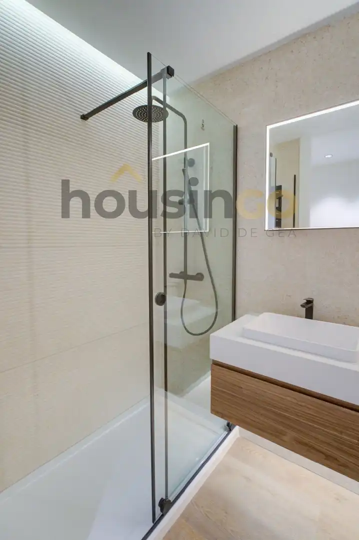 Bathroom of Flat for sale in Madrid  with Air Conditioner, Heating and Oven
