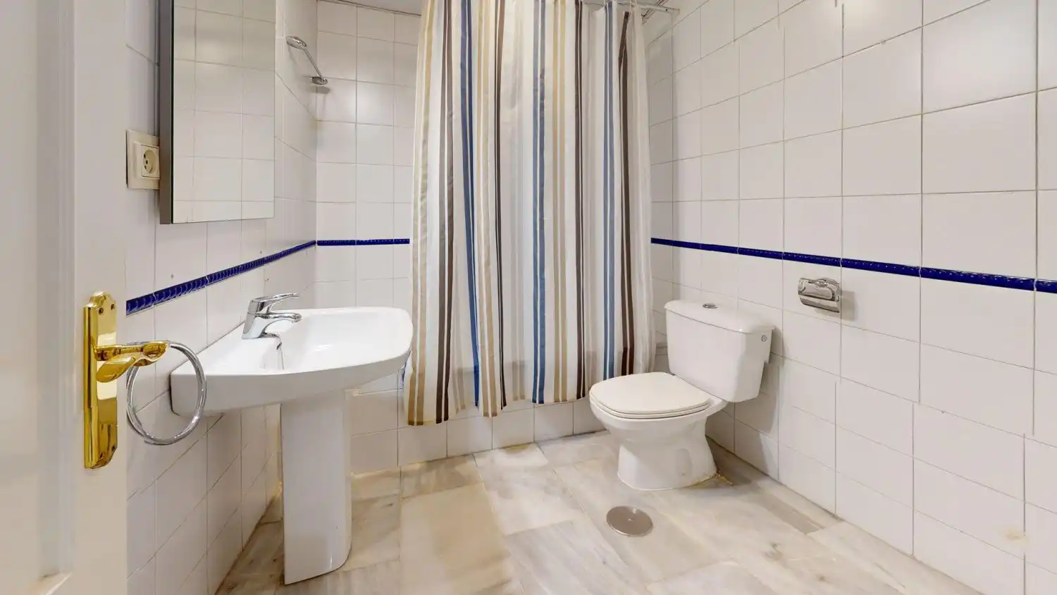 Badezimmer von Wohnung zum Verkauf in San Juan de Aznalfarache mit Klimaanlage, Heizung und Abstellraum
