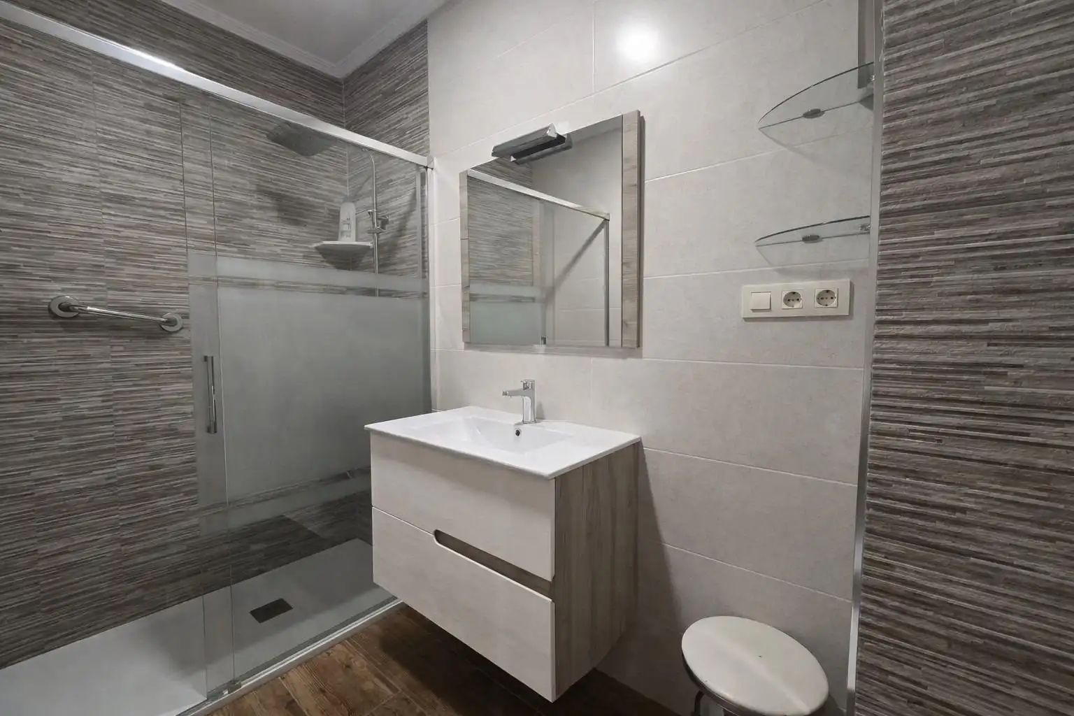 Bathroom of Houses for sale in Plasencia  with Air Conditioner, Terrace and Storage room