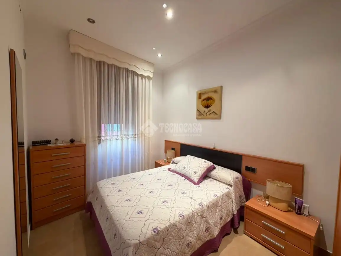 Dormitori de Casa adosada en venda en Jabalquinto amb Aire condicionat i Balcó