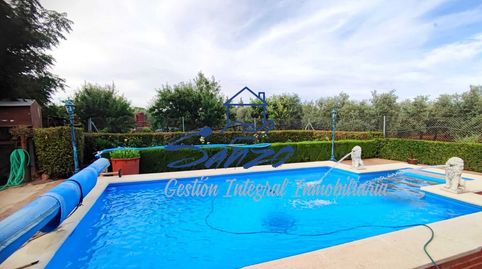 Parcela rústica con piscina