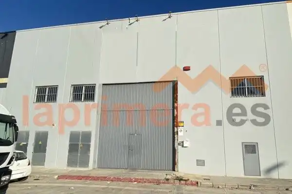 Vista exterior de Nave industrial de alquiler en Silla
