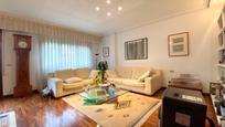Sala d'estar de Casa o xalet en venda en Vitoria - Gasteiz amb Calefacció, Jardí privat i Parquet