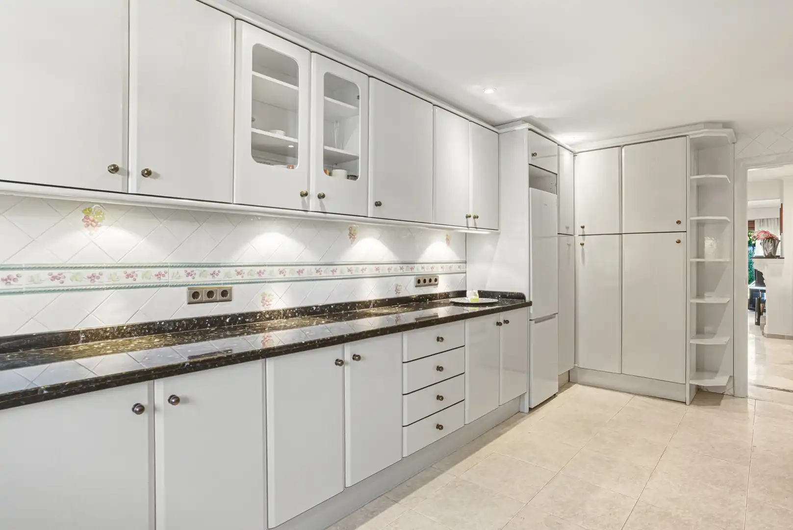 Cocina de Casa o chalet en venta en Estepona con Aire acondicionado, Jardín privado y Terraza