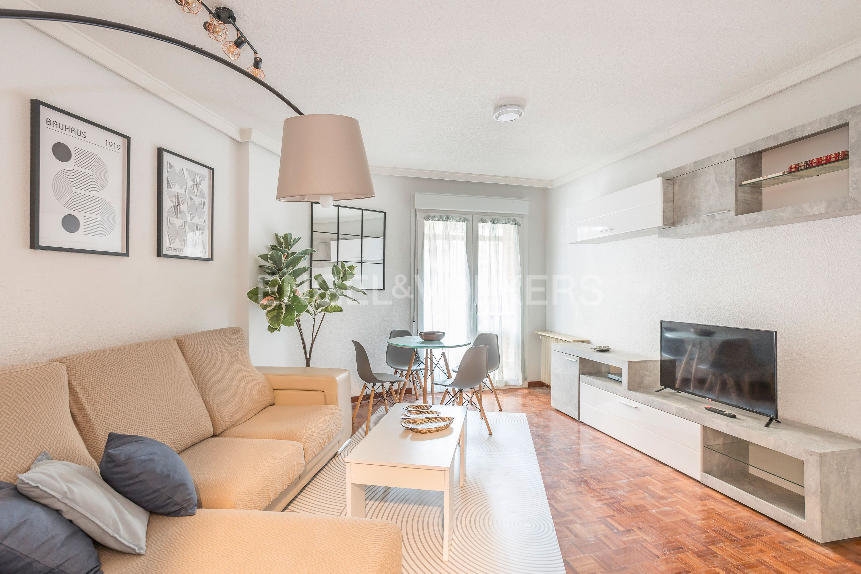 Sala de estar de Apartamento de alquiler en  Madrid Capital con Calefacción, Parquet y Amueblado