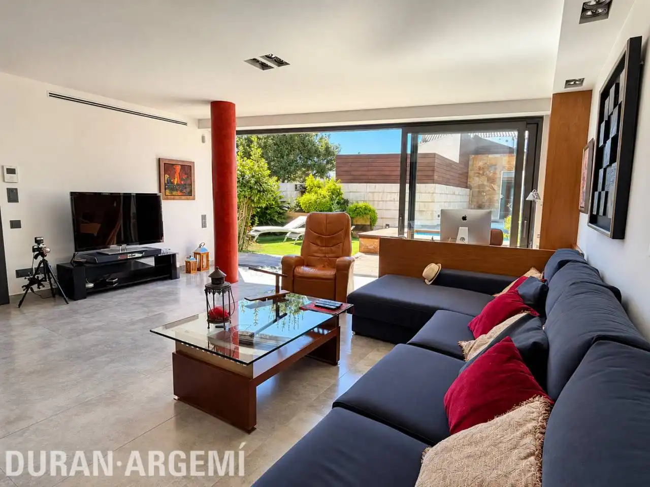 Sala d'estar de Casa o xalet en venda en Terrassa amb Aire condicionat, Calefacció i Jardí privat