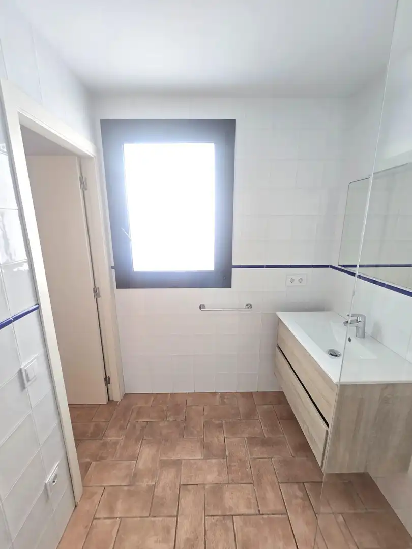 Bathroom of Ground floor for rent in El Masnou  with Air Conditioner, Heating and Private garden
