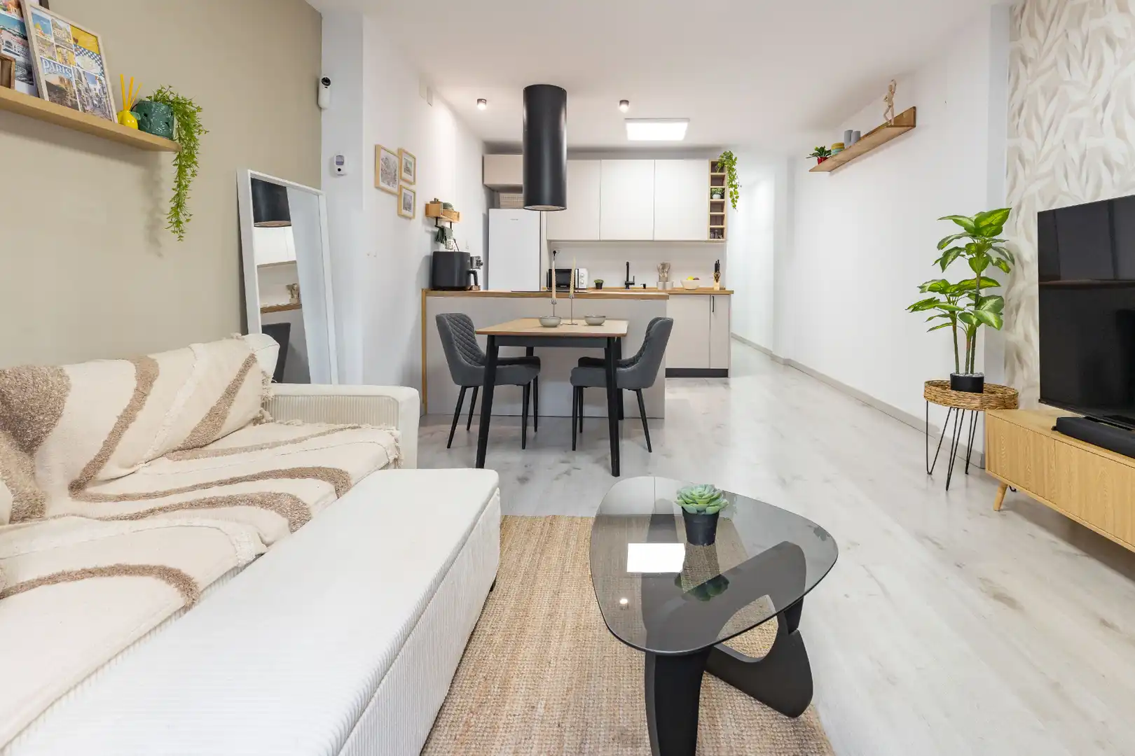 Sala d'estar de Planta baixa en venda en La Pobla de Vallbona amb Aire condicionat, Terrassa i Moblat