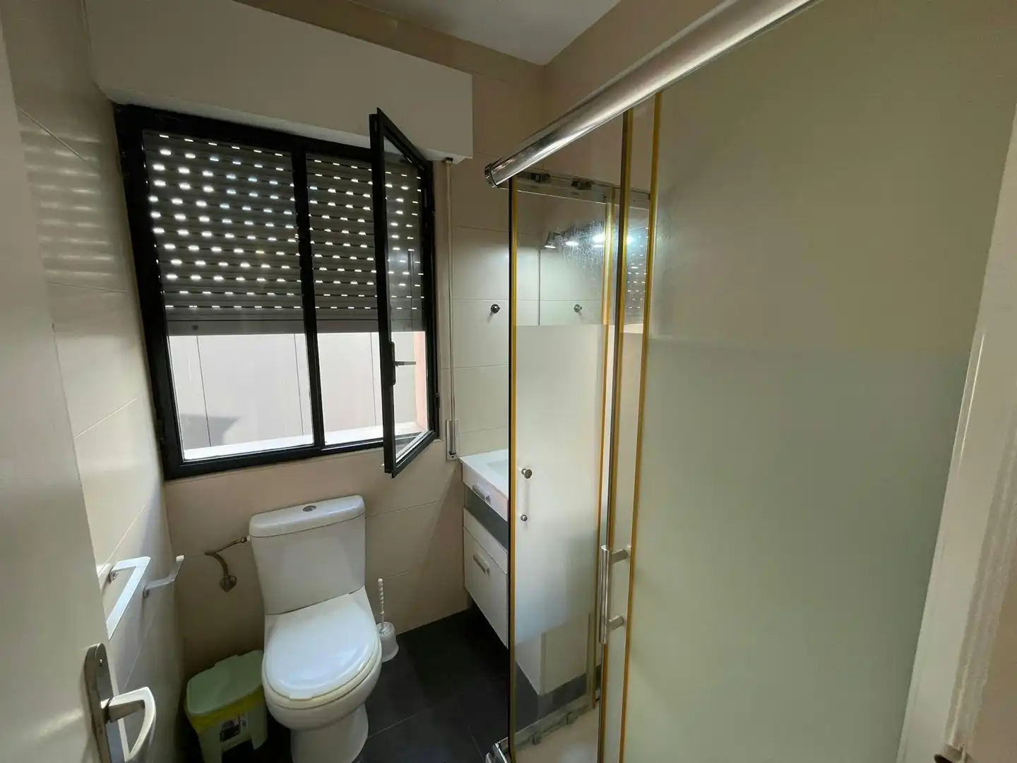 Baño de Piso para compartir en Sevilla con Amueblado y Lavadora