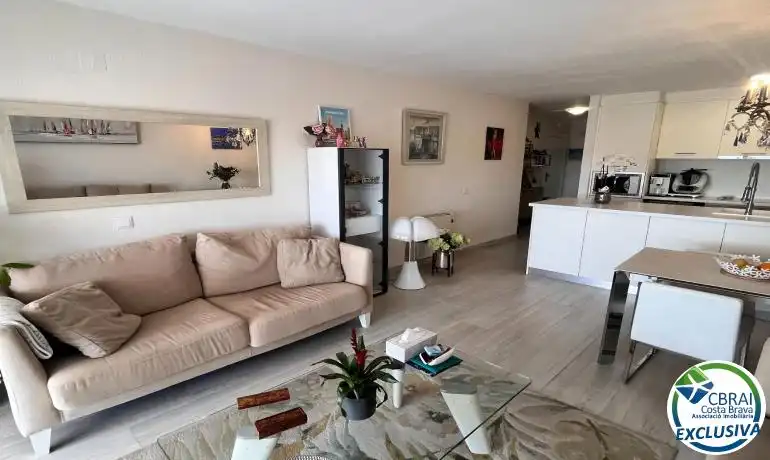 Sala d'estar de Apartament en venda en Empuriabrava amb Aire condicionat, Calefacció i Moblat