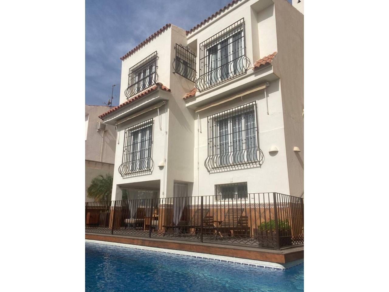 Exterior view of House or chalet for sale in Roquetas de Mar  with Air Conditioner, Private garden and Terrace