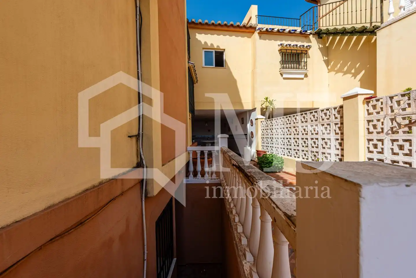 Vista exterior de Casa adosada en venda en Vélez-Málaga amb Aire condicionat, Jardí privat i Terrassa