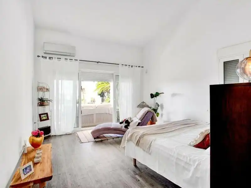 Dormitori de Casa o xalet de lloguer en Marbella amb Aire condicionat, Jardí privat i Terrassa