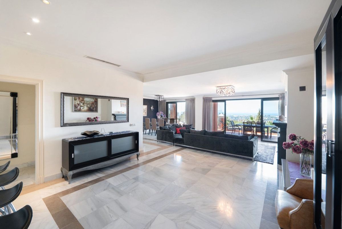 Sala d'estar de Àtic de lloguer en Estepona amb Aire condicionat, Jardí privat i Terrassa