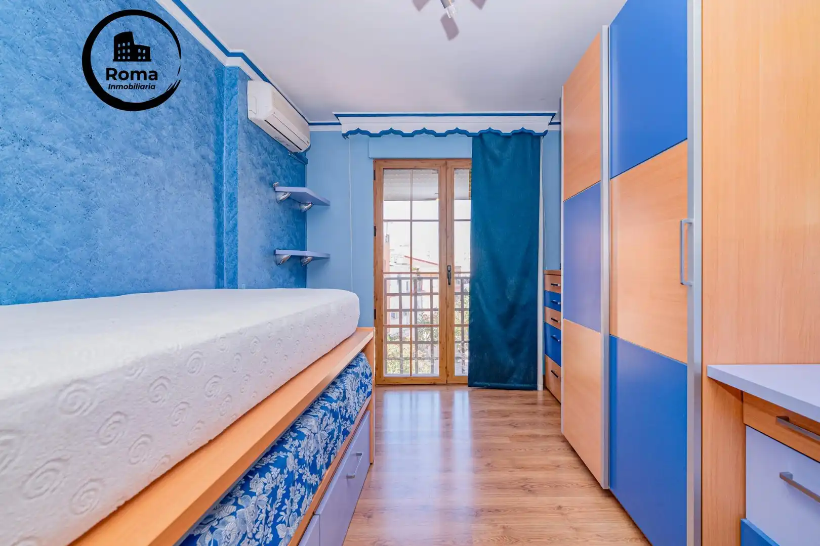 Dormitori de Casa adosada en venda en Granada amb Aire condicionat, Terrassa i Moblat