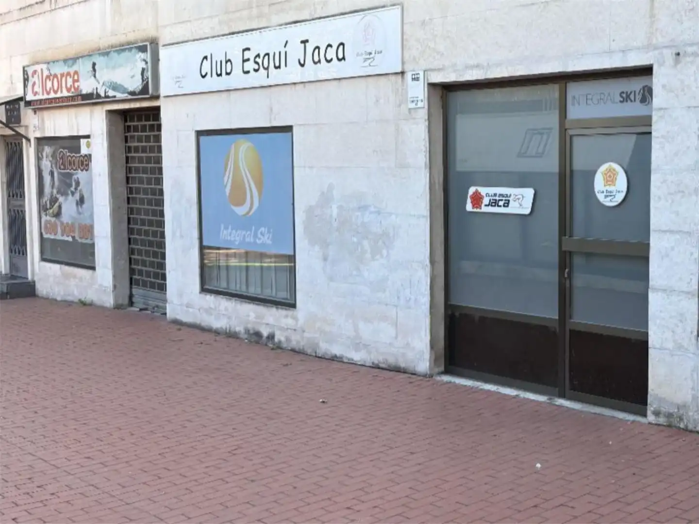 Locale commerciale in affitto a avenida regimiento de galicia 4