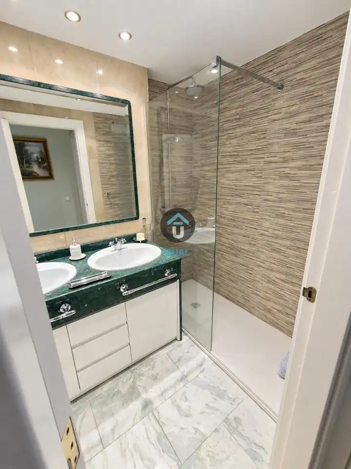 Badezimmer von Wohnung zur Miete in Madrid mit Klimaanlage, Heizung und Parkett