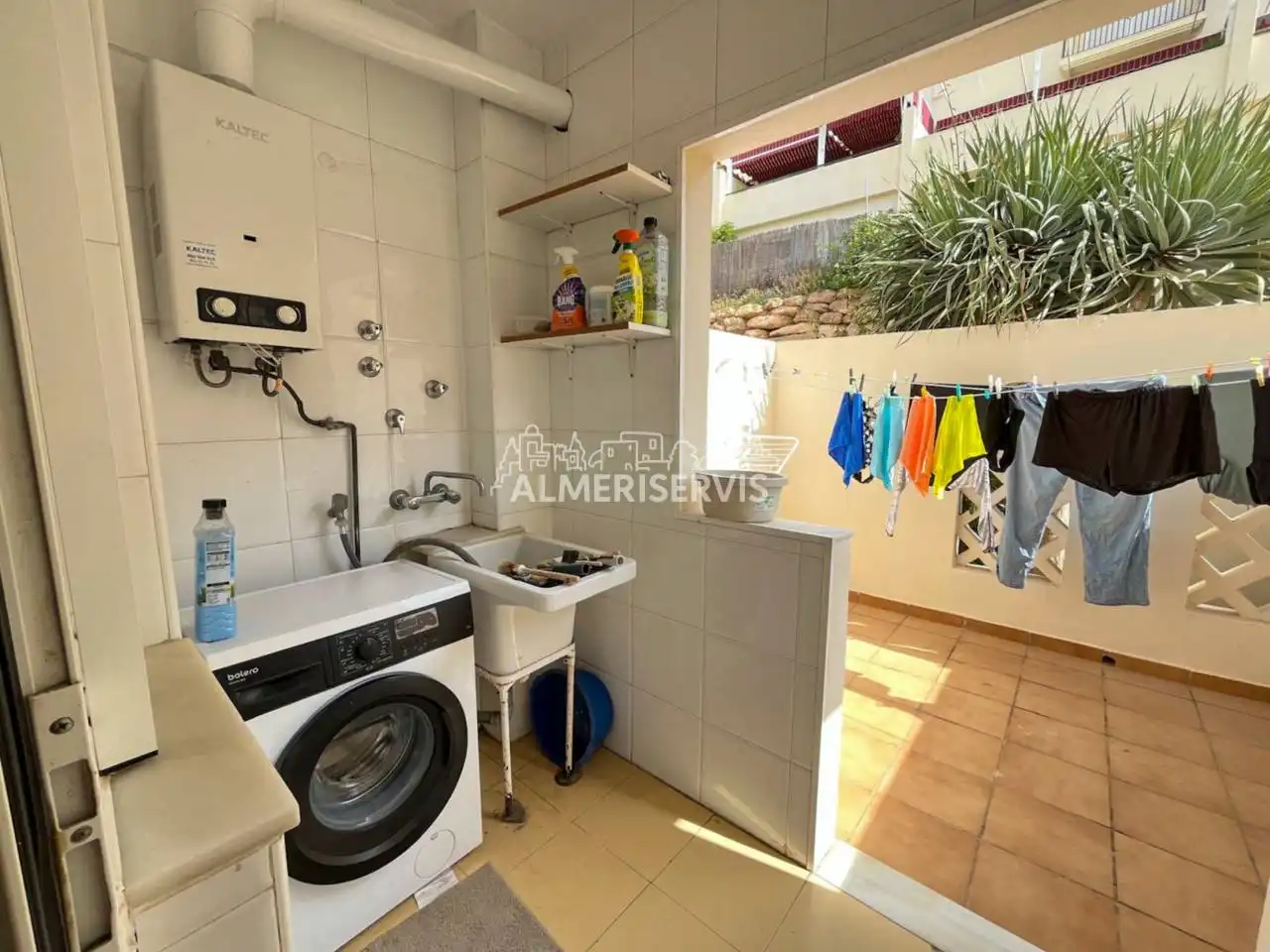 Vista exterior de Casa adosada en venta en El Ejido con Aire acondicionado, Terraza y Amueblado