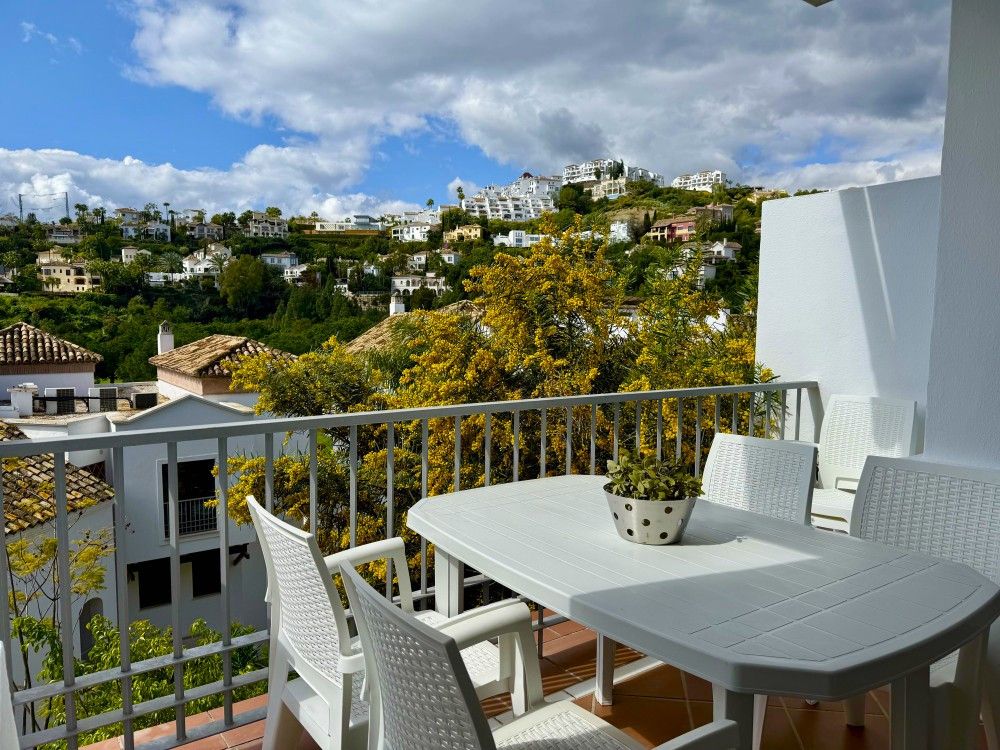 Vista exterior de Apartament en venda en Benahavís amb Aire condicionat, Terrassa i Traster