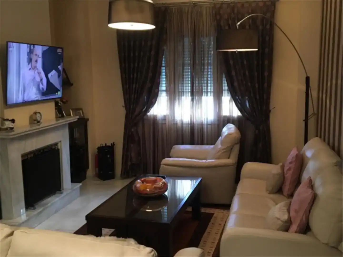 Sala d'estar de Casa o xalet en venda en Utrera amb Aire condicionat, Jardí privat i Parquet