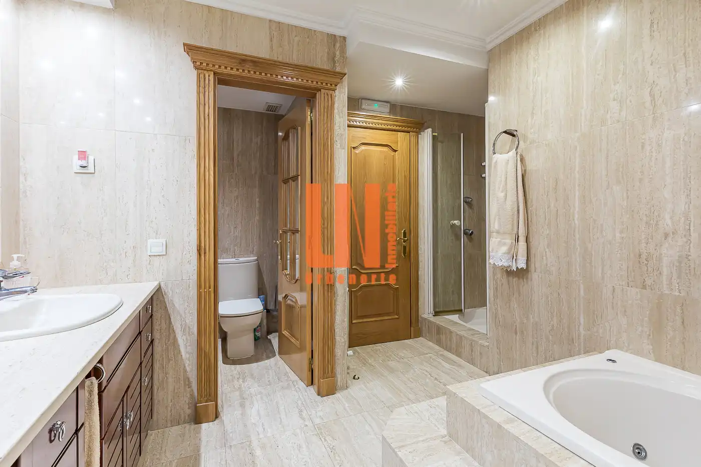 Baño de Casa adosada en venta en Madrid con Aire acondicionado, Calefacción y Jardín privado