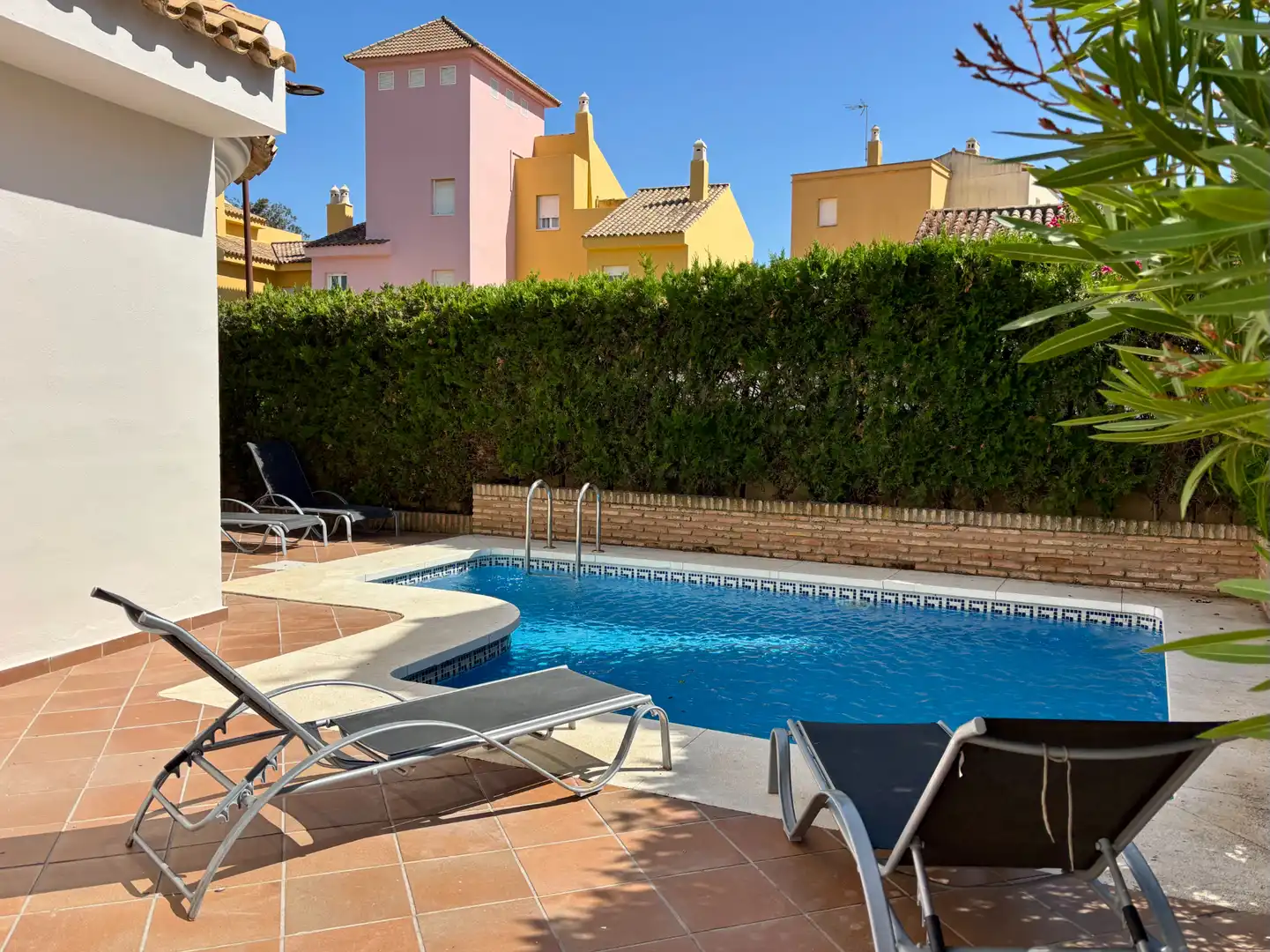 Schwimmbecken von Haus oder Chalet zur Miete in Islantilla mit Klimaanlage, Heizung und Privatgarten