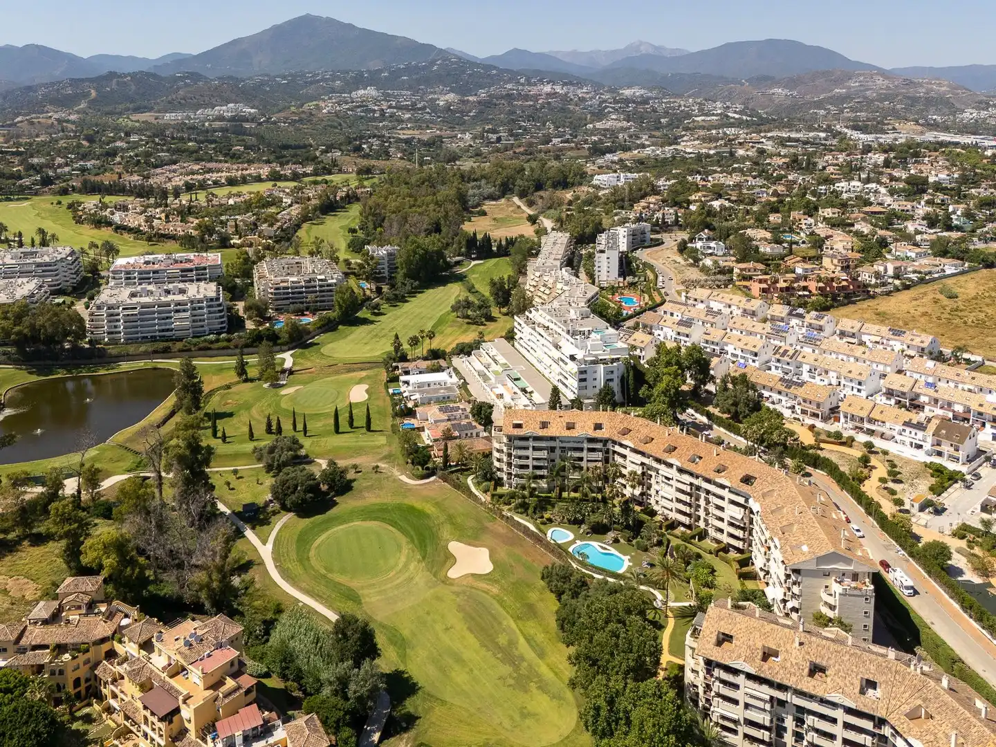 Vista exterior de Pis en venda en Marbella amb Aire condicionat, Terrassa i Traster