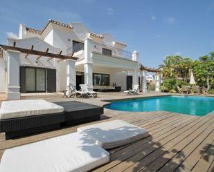 Vista exterior de Casa o xalet de lloguer en Marbella amb Aire condicionat, Jardí privat i Terrassa