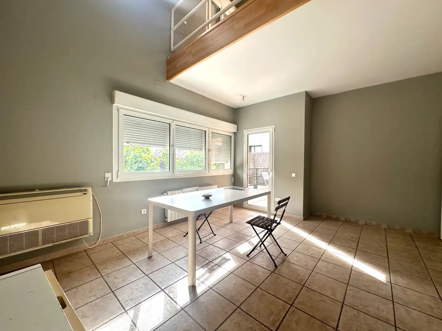 Comedor de Casa adosada en venta en Madrid con Aire acondicionado, Calefacción y Jardín privado