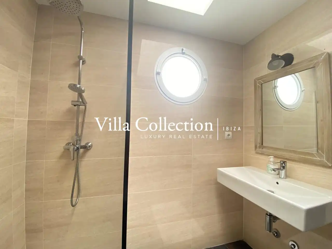 Badezimmer von Einfamilien-Reihenhaus zum Verkauf in Sant Josep de sa Talaia mit Privatgarten, Terrasse und Schwimmbad
