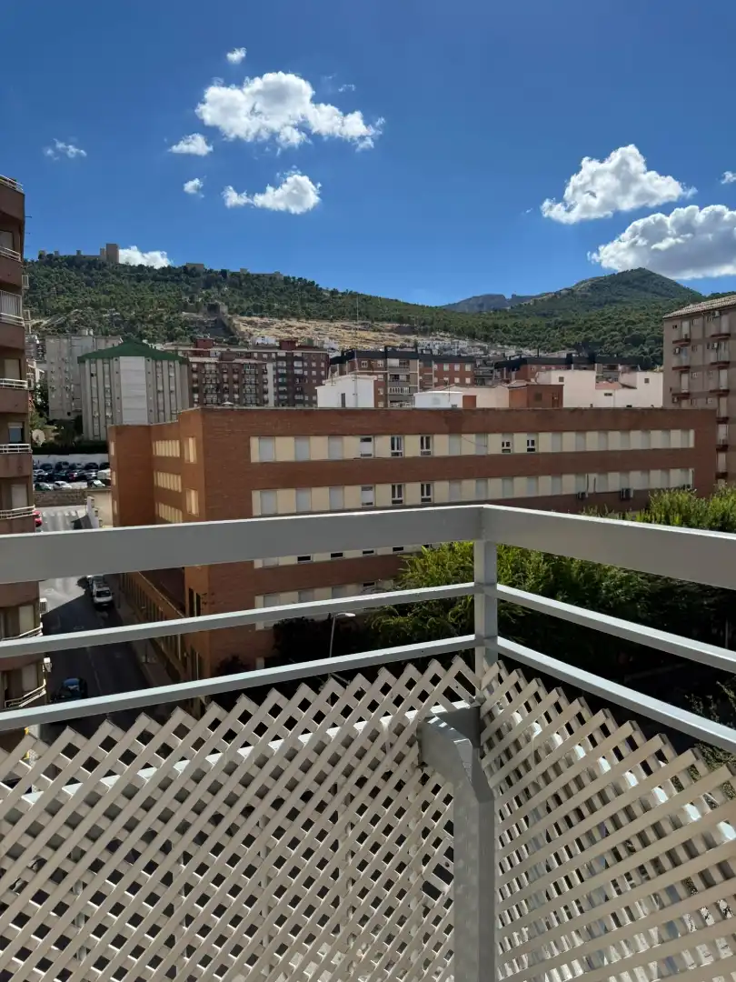 Außenansicht von Wohnung zum Verkauf in  Jaén Capital mit Klimaanlage, Terrasse und Balkon