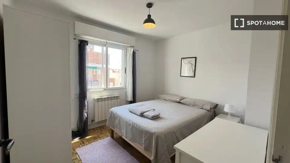 Bedroom of Flat for rent in Madrid  with Air Conditioner, Heating and Furnished