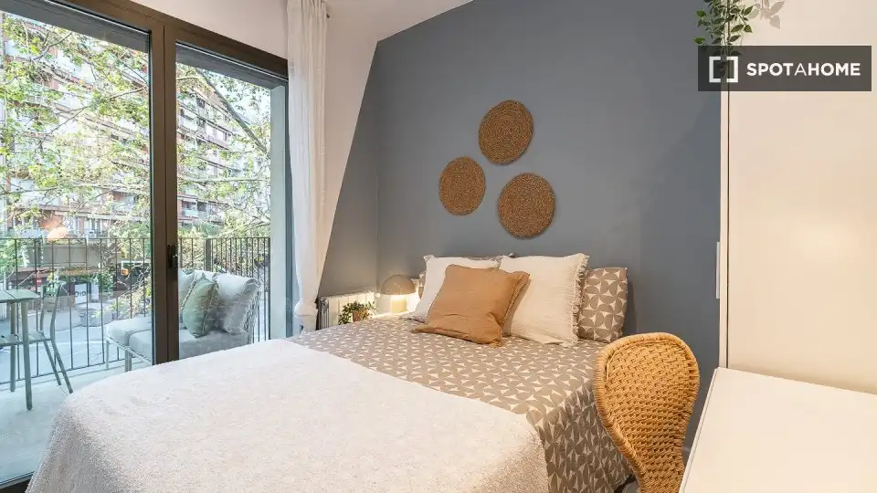 Bedroom of Flat for share in Barcelona  with Air Conditioner, Heating and Furnished