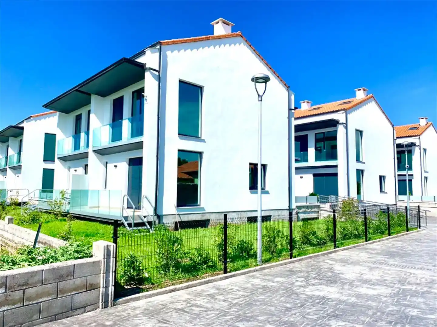 Vista exterior de Casa o xalet de lloguer en Arnuero amb Jardí privat, Traster i Moblat