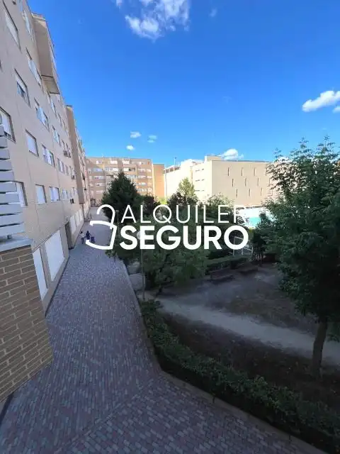 Vista exterior de Pis de lloguer en Valdemoro amb Calefacció, Piscina i Moblat