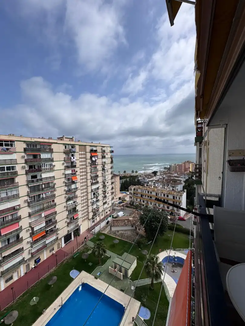 Vista exterior de Piso en venta en Benalmádena con Terraza, Amueblado y Piscina comunitaria